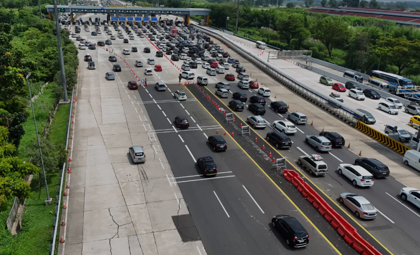 Arus Lalu Lintas Tol Jakarta-Cikampek Mulai Lancar, Contraflow Dikurangi